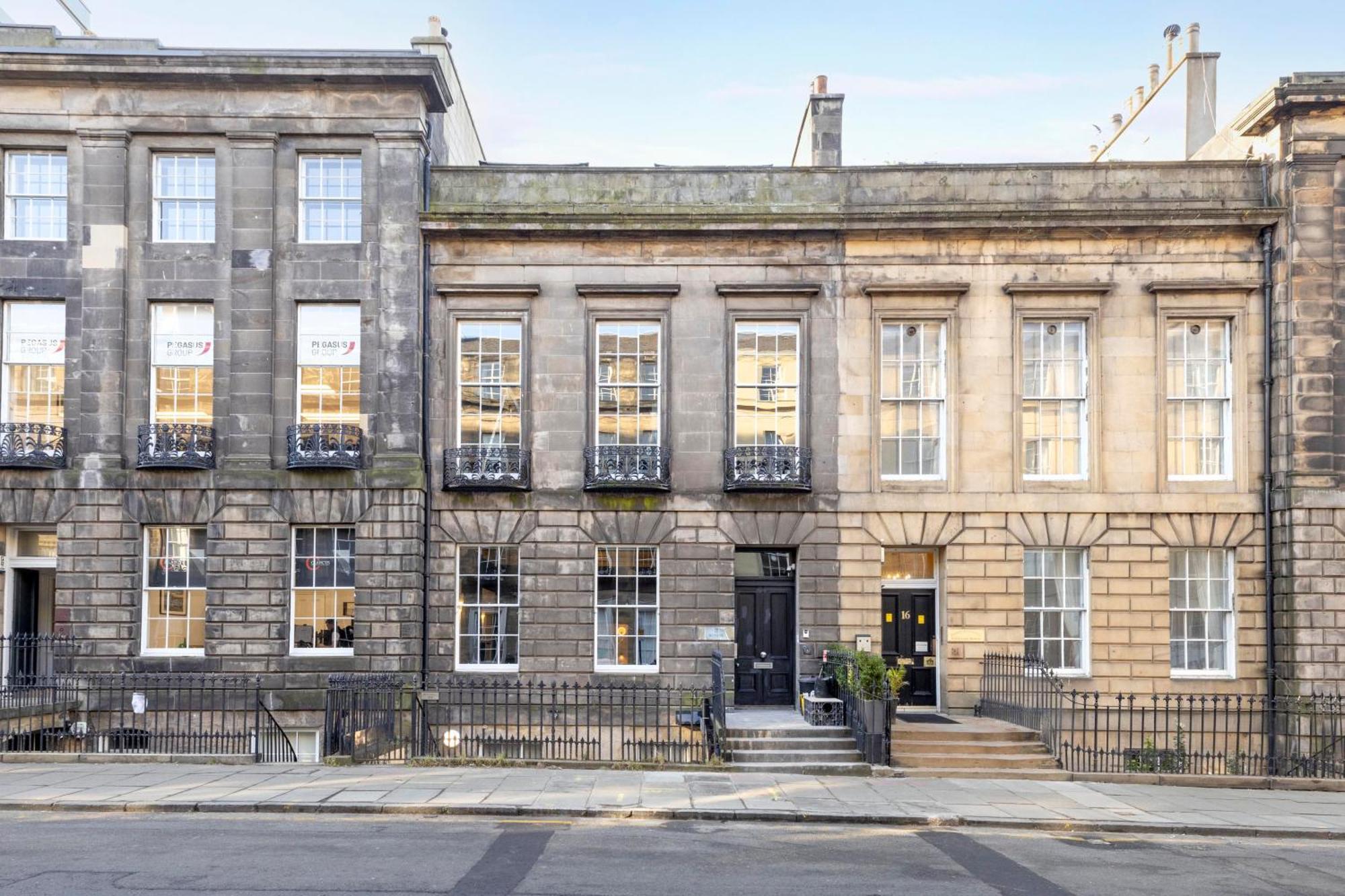 Joivy 3Br Flat In Haymarket With Free Parking EDI Eksteriør billede